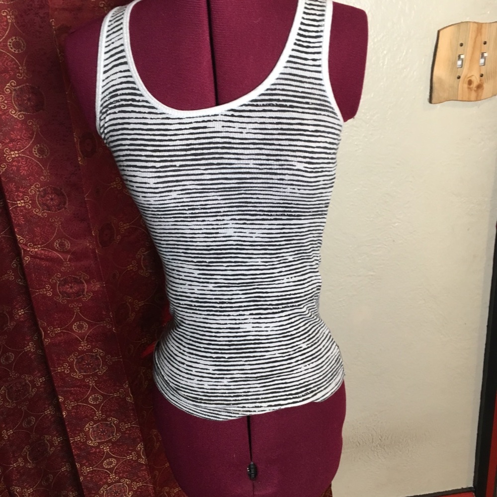 Horizontal scratchy stripe shirt